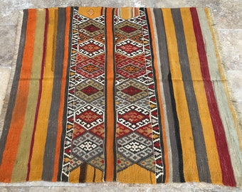 Vintage Turkish Kilim Rug, Handwoven Wool (110x104 Cm)