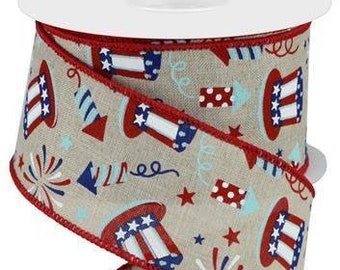 Könnte beinhalten: Ein 2,5 Zoll breites rot-weiß-blaues gemustertes Band mit einem braunen Leinenhintergrund. Das Band zeigt ein sich wiederholendes Muster aus Feuerwerk, Sternen und Onkel-Sam-Hüten. Das Band hat einen roten Rand.
