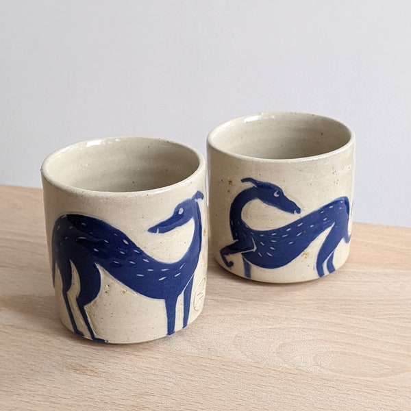 Espressotasse mit Whippet-Hund-Illustration, italienischer Windhund, Windhund, handbemaltes Sgraffito, versandfertig