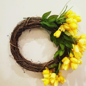 Couronne jaune de tulipe, couronne de vigne, couronne pour la porte d’entrée, couronne de printemps, ferme moderne, cadeau, printemps, été