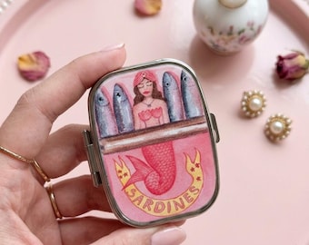 Meerjungfrau Sardinen Pillendose, Metall Mint Halter im Taschenformat, nachfüllbare Pillendose, niedliches Kawaii Accessoire, kleine Geschenkidee