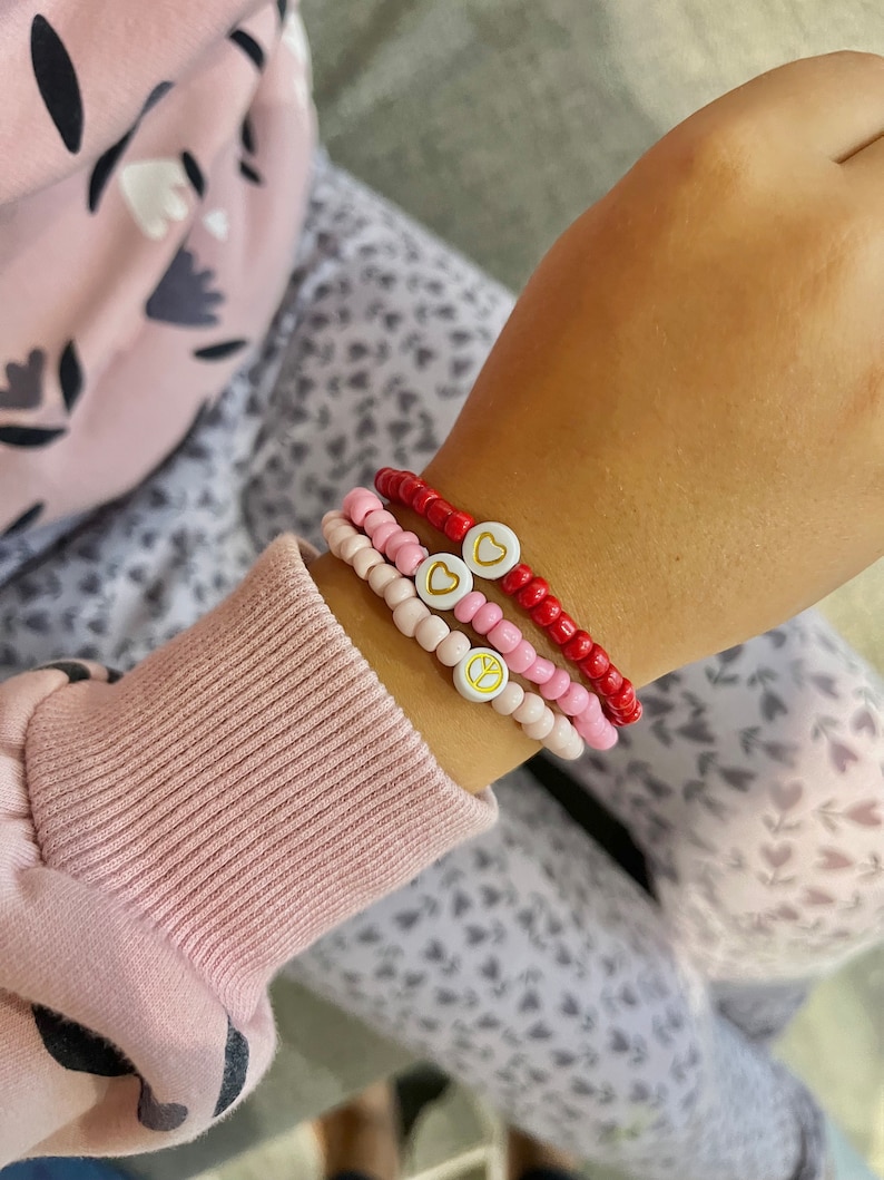 Bracelet élastique pour ENFANT en perles de rocaille, modèle Laly image 2