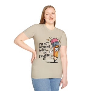 Ik vermijd het werk niet, ik ontsnap eraan - Potlood T-shirt | Grappig T-shirt voor schoolleraar