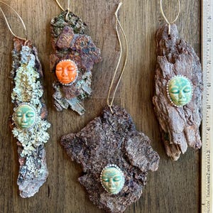 Ornament boomschors, keramisch gezicht, heidens kerstdecor