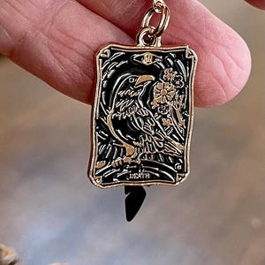 Llavero de cuervo, dije de bolsillo de carta del tarot, dije de cuervo y pluma, dije de diario basura