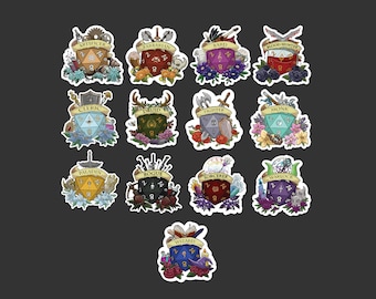 Puede incluir: Un conjunto de 14 pegatinas de clase de personaje de Dungeons and Dragons que presentan un dado d20 con imágenes y texto específicos de la clase. Las pegatinas están sobre un fondo blanco.