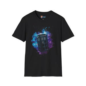 Maglietta Doctor Who TARDIS Space – Design vibrante con nuvole galattiche e vuoto stellato per i fan di Doctor Who e della fantascienza retrò che amano l'arte minimalista