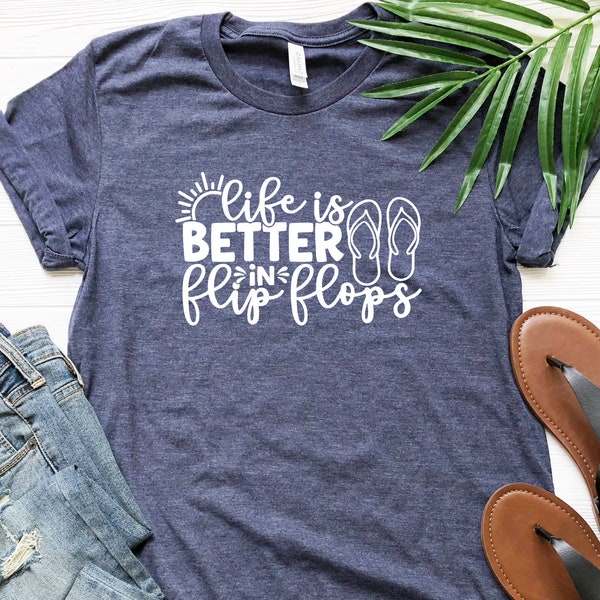 Het leven is beter in slippers shirt, strandleven shirt, zomervakantie T-shirt, strand shirt, zomer shirt, vakantie shirt, strand minnaar shirt