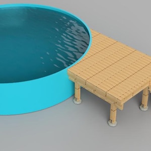 Könnte beinhalten: Eine 3D-Darstellung eines kleinen, runden, hellblauen Schwimmbeckens mit Wasser. Ein Holzdeck mit Treppe ist an dem Becken befestigt. Das Deck und die Treppe sind aus hellbraunem Holz. Der Hintergrund ist einfarbig grau.