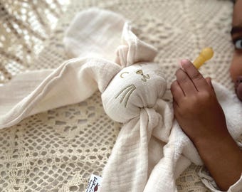 Conejito de peluche personalizado. Regalo ideal para futuras mamás.