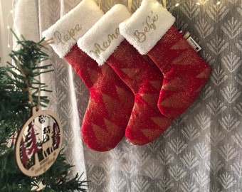 Chaussette de Noël personnalisée rouge sapin dorée. Réalisée à la main.