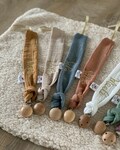 Handmade and embroidered cotton gauze pacifier clips for babies. product logo