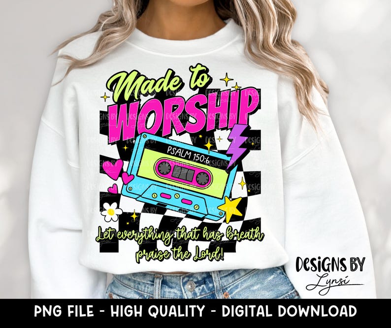 Op de afbeelding: Witte sweatshirt met een kleurrijk grafisch ontwerp. Het ontwerp bevat de woorden "Made to WORSHIP" in een retro lettertype, een cassettebandje en de tekst "Let everything that has breath praise the Lord!". Het ontwerp bevat ook een bliksemschicht, sterren, harten en een bloem.