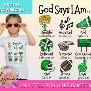 Puede incluir: Una camiseta blanca con el texto "God Says I Am..." y una lista de afirmaciones positivas con versículos bíblicos correspondientes. El diseño incluye pompones de animadora verdes y negros, un casco de fútbol, un silbato, un marcador, un balón de fútbol y un dedo número uno.