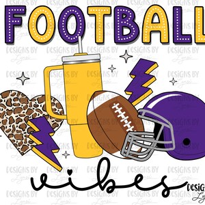 Pu&ograve; includere: Grafica a tema calcistico in viola, giallo e marrone con il testo "Football vibes". La grafica include un pallone da calcio, un casco, un bicchiere e un cuore leopardato con un fulmine.