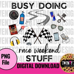 Puede incluir: Un diseño gráfico de descarga digital que presenta una bandera a cuadros, un velocímetro de coche de carreras, una lata de gasolina, una lata de NOS, unas gafas de sol, un teléfono móvil, una silla plegable, una bolsa de cecina Jack Links Original, unos auriculares amarillos y el texto "Busy Doing Race Weekend Stuff".
