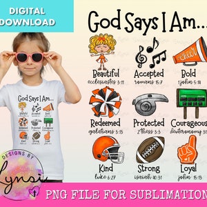 Puede incluir: Una camiseta blanca con el texto "God Says I Am..." y una lista de afirmaciones positivas con versículos bíblicos correspondientes. El diseño presenta una animadora, una nota musical, un megáfono, una pelota de fútbol, un silbato, un marcador y un dedo de espuma.