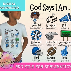 Puede incluir: Una camiseta blanca con el texto "God Says I Am..." y un diseño de una animadora con pompones azules y blancos, una nota musical, un megáfono, un silbato, un marcador, un balón de fútbol y un dedo número uno. El diseño incluye versículos bíblicos.