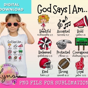 Puede incluir: Una camiseta blanca con el texto "God Says I Am..." y un gráfico de una animadora con una porra. El gráfico incluye las palabras "Beautiful, Accepted, Bold, Redeemed, Protected, Courageous, Kind, Strong, Loyal" con los versículos bíblicos correspondientes.