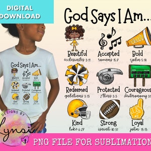 Puede incluir: Un diseño de sublimación con una camiseta blanca con el texto "God Says I Am..." y una lista de afirmaciones positivas con versículos bíblicos correspondientes. El diseño también incluye una variedad de gráficos de temática de porristas, como pompones, un silbato y un megáfono.