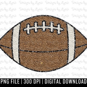 Pu&ograve; includere: Un pallone da football marrone e bianco con cuciture nere. Il pallone da football ha una texture scintillante.