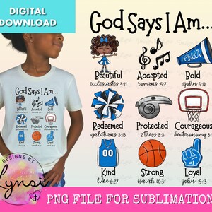Puede incluir: Un diseño de sublimación con una camiseta blanca con el texto "God Says I Am..." y una variedad de imágenes y versículos bíblicos. Las imágenes incluyen una animadora, un silbato, un aro de baloncesto, un balón de baloncesto, una camiseta y un dedo de espuma. Los versículos bíblicos incluyen "Eclesiastés 3:11", "Romanos 15:7", "1 Juan 5:14", "Gálatas 3:13", "2 Tesalonicenses 3:3", "Deuteronomio 31:6", "Lucas 6:27", "Isaías 40:31" y "Juan 15:13".
