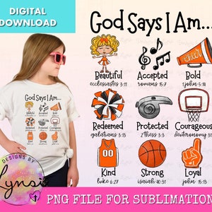 Puede incluir: Una descarga digital de un diseño de sublimación que presenta una camiseta blanca con el texto "God Says I Am..." y una lista de atributos positivos con versículos bíblicos correspondientes. El diseño también incluye varios iconos deportivos, como animadoras, balones de baloncesto y un silbato.