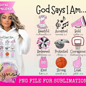 Puede incluir: Una descarga digital de un diseño de sublimación que presenta una sudadera con capucha blanca con el texto "God Says I Am..." y una variedad de iconos deportivos y versículos bíblicos. Los iconos incluyen una animadora, un silbato, un aro de baloncesto, un balón de baloncesto, una camiseta y un dedo número uno.