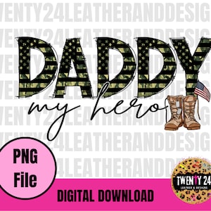 Puede incluir: Descarga digital de un diseño gráfico con las palabras "Daddy my hero" en escritura negra con un patrón de camuflaje y bandera estadounidense detrás de la palabra "Daddy". El gráfico también incluye un par de botas militares marrones con etiquetas de perro.