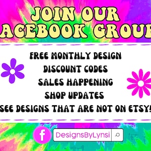 Pu&ograve; includere: Una grafica colorata con il testo "JOIN OUR FACEBOOK GROUP!" e un elenco di vantaggi per l'iscrizione, tra cui codici sconto mensili gratuiti per la progettazione, vendite in corso, aggiornamenti del negozio e la possibilit&agrave; di vedere progetti che non sono su Etsy. La grafica include anche un'icona di Facebook e il testo "DesignsByLynsio".
