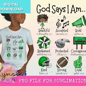 Puede incluir: Un diseño de sublimación de descarga digital que presenta una camiseta blanca con el texto "God Says I Am..." y una variedad de gráficos de temática de porristas en verde y negro con versículos bíblicos. Los gráficos incluyen una porrista, pompones, un silbato, un marcador, un balón de fútbol, un guante de fútbol y un dedo número uno.