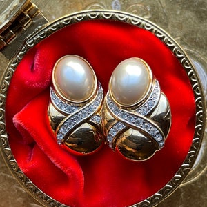 Beautiful Vintage 1980's Large Gold Classic Statement Clip On Earrings With Faux Baroque Pearls image 4