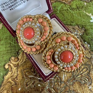 Superb CRAFT Signed Etruscan Byzantine Vintage Clip On Earrings with Faux Coral Cabochon Stones afbeelding 3