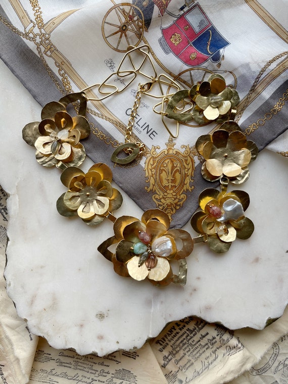 Amazing Flower Shaped Vintage Statement Necklace w