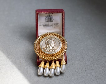 Stunning CRAFT Signed Vintage 1980's Gold Etruscan Classic Medallion Statement Brooch With Faux Pearls