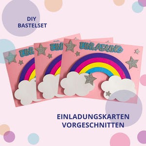Könnte beinhalten: Drei rechteckige rosa Karten mit einem Regenbogen aus violetten, pinken, gelben und blauen Bögen, weißen Wolken und silbernen Glitzersternen. Der Text "EINLADUNG" steht oben, ergänzt durch "DIY BASTELSET" und "EINLADUNGSKARTEN VORGESCHNITTEN".