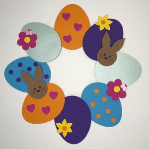 Corona de Pascua con huevos de colores como juego de manualidades