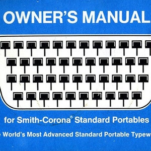Puede incluir: Un folleto azul y blanco con el título "MANUAL DEL PROPIETARIO para las portátiles estándar Smith-Corona" y el texto "Las máquinas de escribir portátiles estándar más avanzadas del mundo". La portada presenta una disposición de teclado con teclas negras sobre fondo blanco.