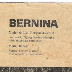 Puede incluir: Un manual de instrucciones vintage para una máquina de coser Bernina, modelos 610-2 y 642-2. La cubierta es beige con texto negro y una ilustración en blanco y negro de la máquina.