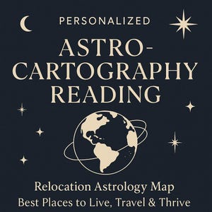 Op de afbeelding: Marineblauwe afbeelding met crèmekleurige tekst "GEPERSONALISEERDE ASTRO-CARTOGRAFIE LEZING". De afbeelding bevat een wereldbol met witte lijnen en sterren, en de tekst "Verhuis Astrologie Kaart Beste plaatsen om te wonen, te reizen en te gedijen."