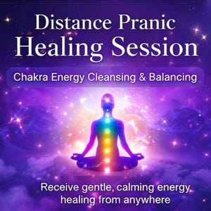 Puede incluir: Imagen que promociona una Sesión de Sanación Pránica a Distancia. La imagen presenta una figura meditando con un aura de arcoíris, sobre un fondo púrpura y estrellado. El texto incluye "Chakra Energy Cleansing & Balancing" y "Recibe energía suave y calmante, sanación desde cualquier lugar."