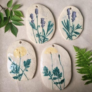 Vägghängd keramikkonst Sommarblommor