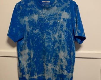 Camiseta deportiva Nike azul medio blanca con efecto blanqueador FITDRY de manga corta