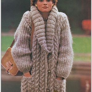 Może przedstawiać: Brązowy kardigan z dzianiny z dużym kołnierzem, wzorem warkocza i dwiema kieszeniami. Kardigan jest zapinany na guziki z przodu i ma brązową skórzaną torbę przewieszoną przez ramię.