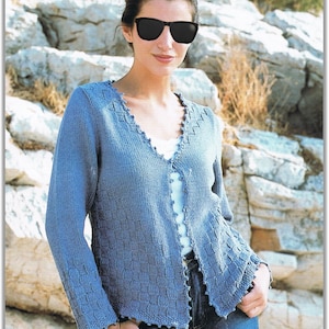 Könnte beinhalten: Ein hellblauer Strickcardigan mit V-Ausschnitt und Häkelrand. Der Cardigan hat ein strukturiertes Muster und ist vorne offen.