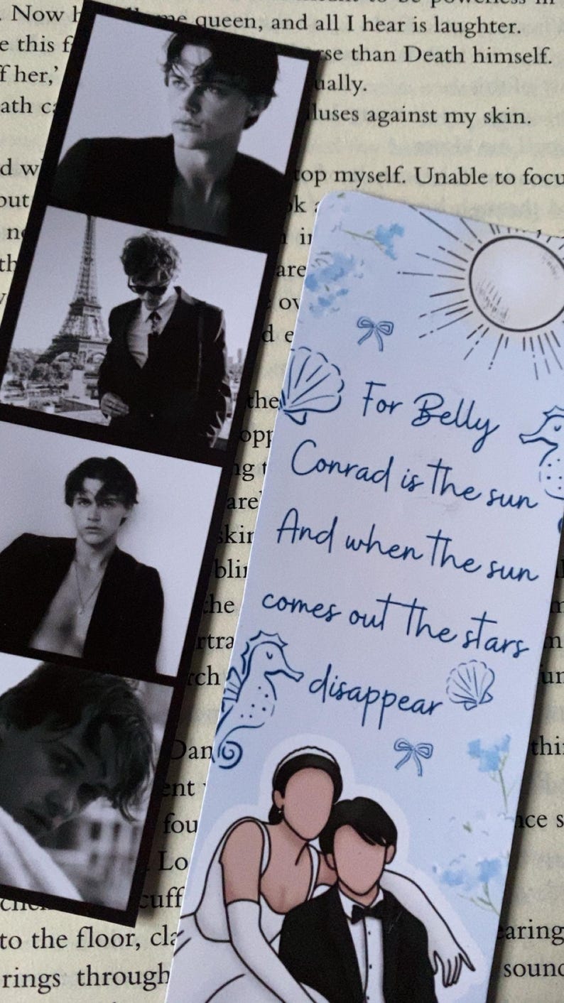 Puede incluir: Un marcap&aacute;ginas con un fondo azul claro con una ilustraci&oacute;n de un sol, una concha y un caballito de mar. El texto dice: "Para Belly Conrad es el sol Y cuando el sol sale, las estrellas desaparecen". Incluye una ilustraci&oacute;n de pareja.