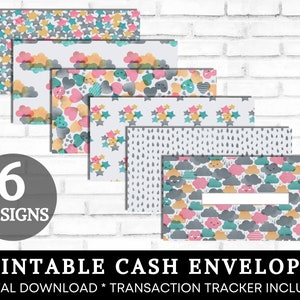 Puede incluir: Seis diseños de sobres de efectivo imprimibles con lindas ilustraciones de nubes, estrellas y corazones en varios colores. El texto "6 DESIGNS" se muestra en un círculo gris. El texto "PRINTABLE CASH ENVELOPES" se muestra en letras grandes en la parte inferior de la imagen. El texto "DIGITAL DOWNLOAD * TRANSACTION TRACKER INCLUDED!" se muestra en letras más pequeñas debajo del texto principal.