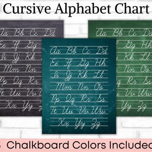 Könnte beinhalten: Drei rechteckige Lernposter mit der Überschrift Cursive Alphabet Chart, die das Alphabet in weißer Schreibschrift auf schwarzen, dunkel-türkisfarbenen und waldgrünen Tafelhintergründen zeigen, inklusive dem Text 3 Chalkboard Colors Included!.