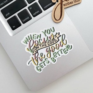 Lorsque vous vous concentrez sur le bien, le bien s'améliore Sticker | Sticker positivité