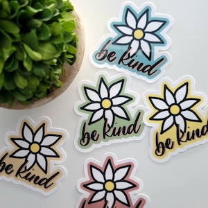 Soyez gentil | Sticker fleur blanche, Choisissez la gentillesse, Sticker gentillesse, répandez l'amour, répandez la gentillesse, Sticker fait main, Sticker pour ordinateur portable